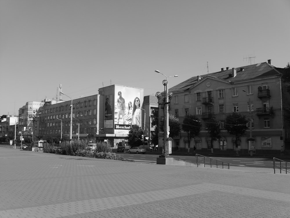 a black and white photo of a city street