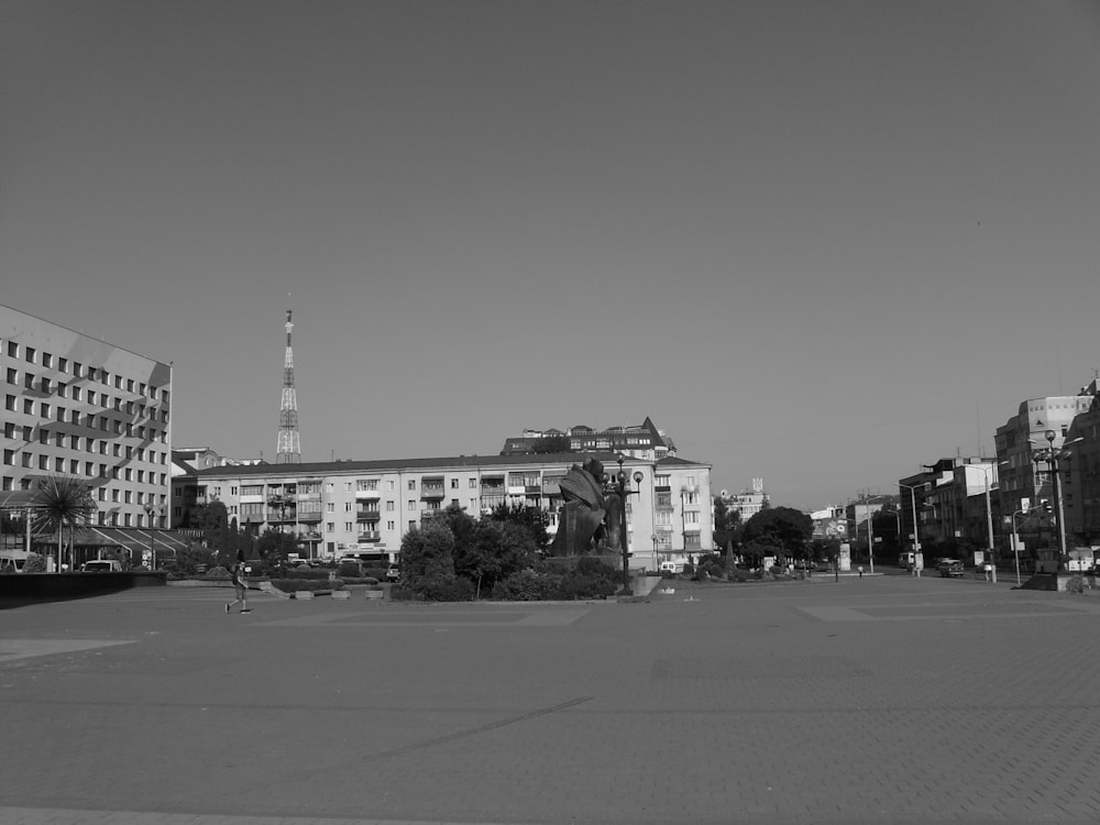 a black and white photo of a city street