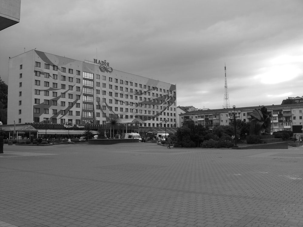 una foto in bianco e nero di un grande edificio