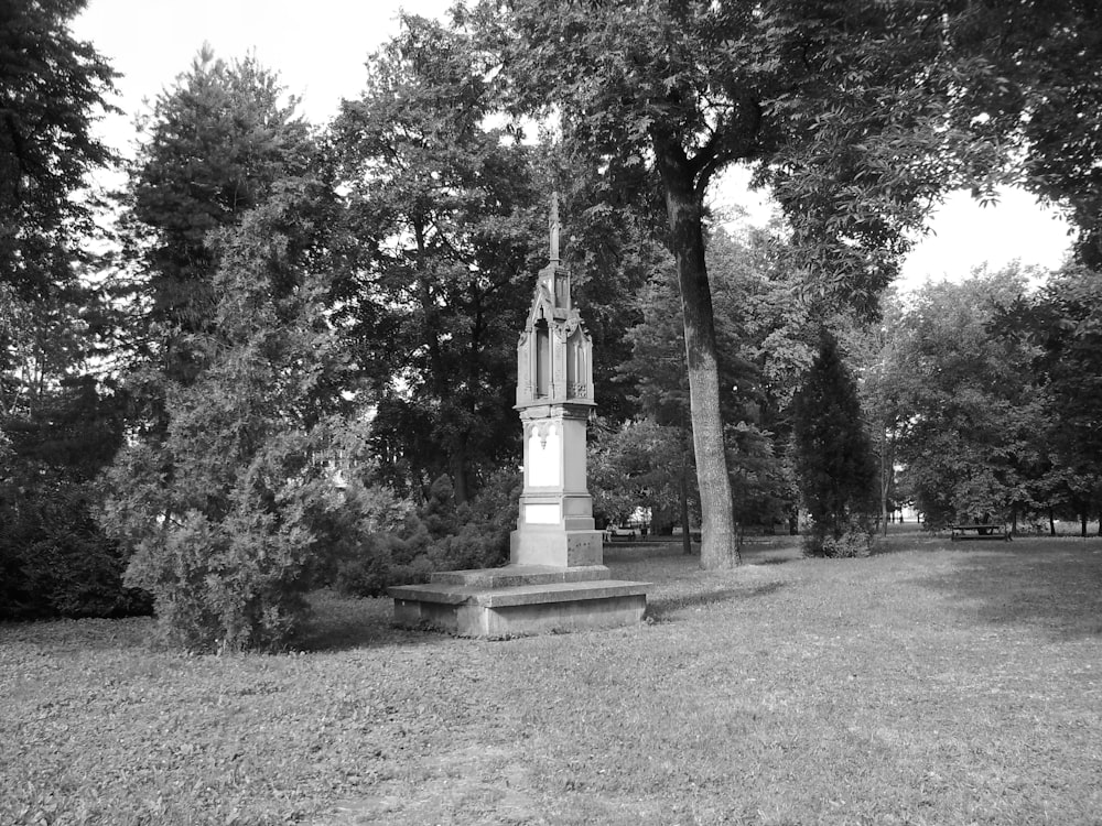 uma foto em preto e branco de um monumento em um parque