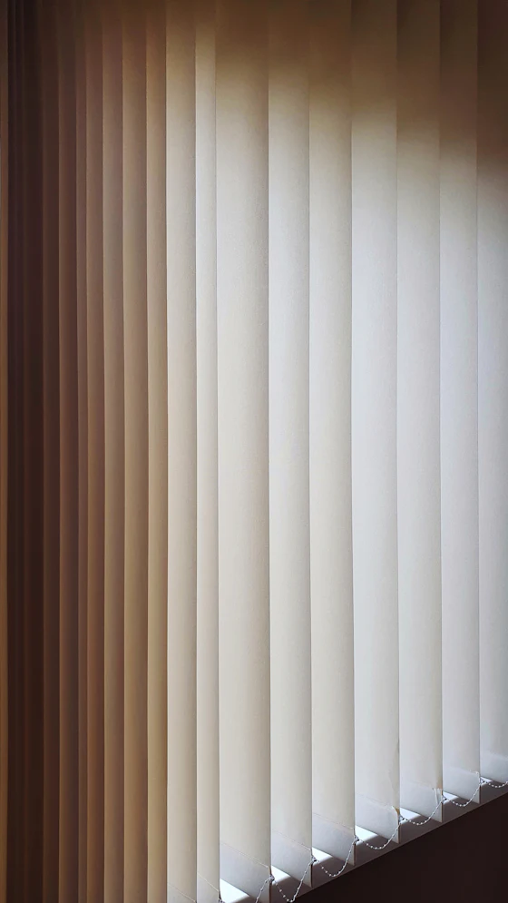 Grande fenestration habillée de stores sur mesure