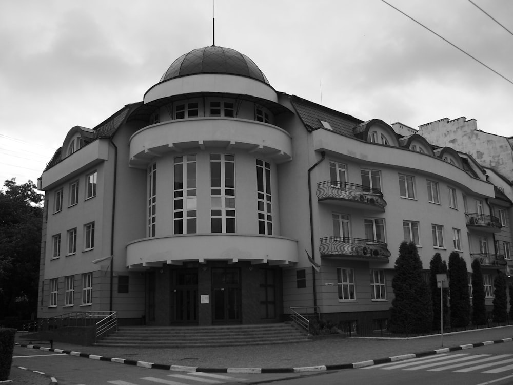 a black and white photo of a building