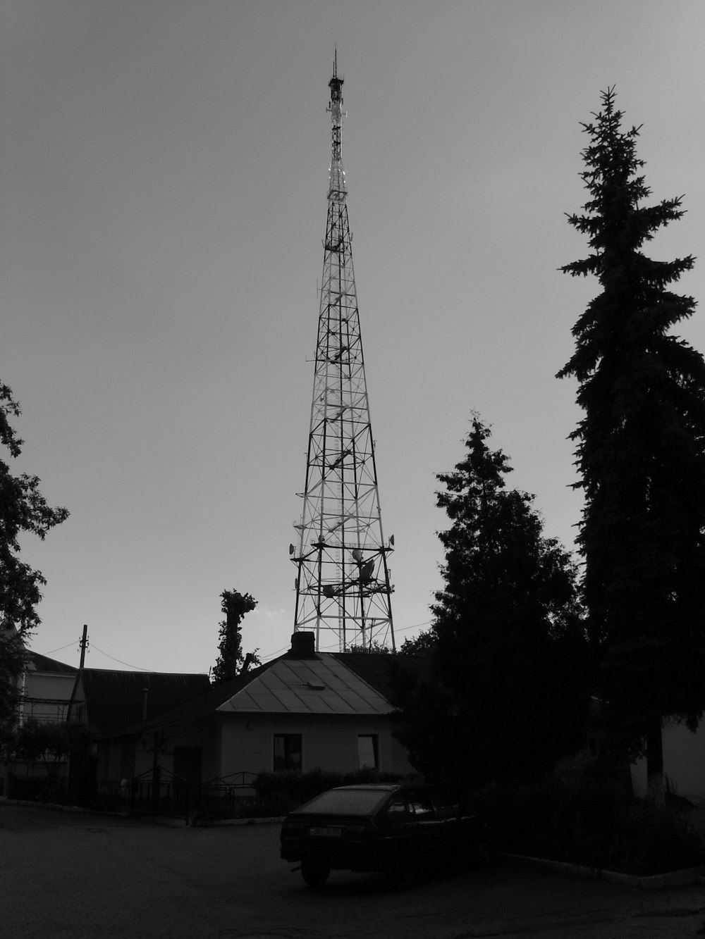 Una foto in bianco e nero di una torre radio