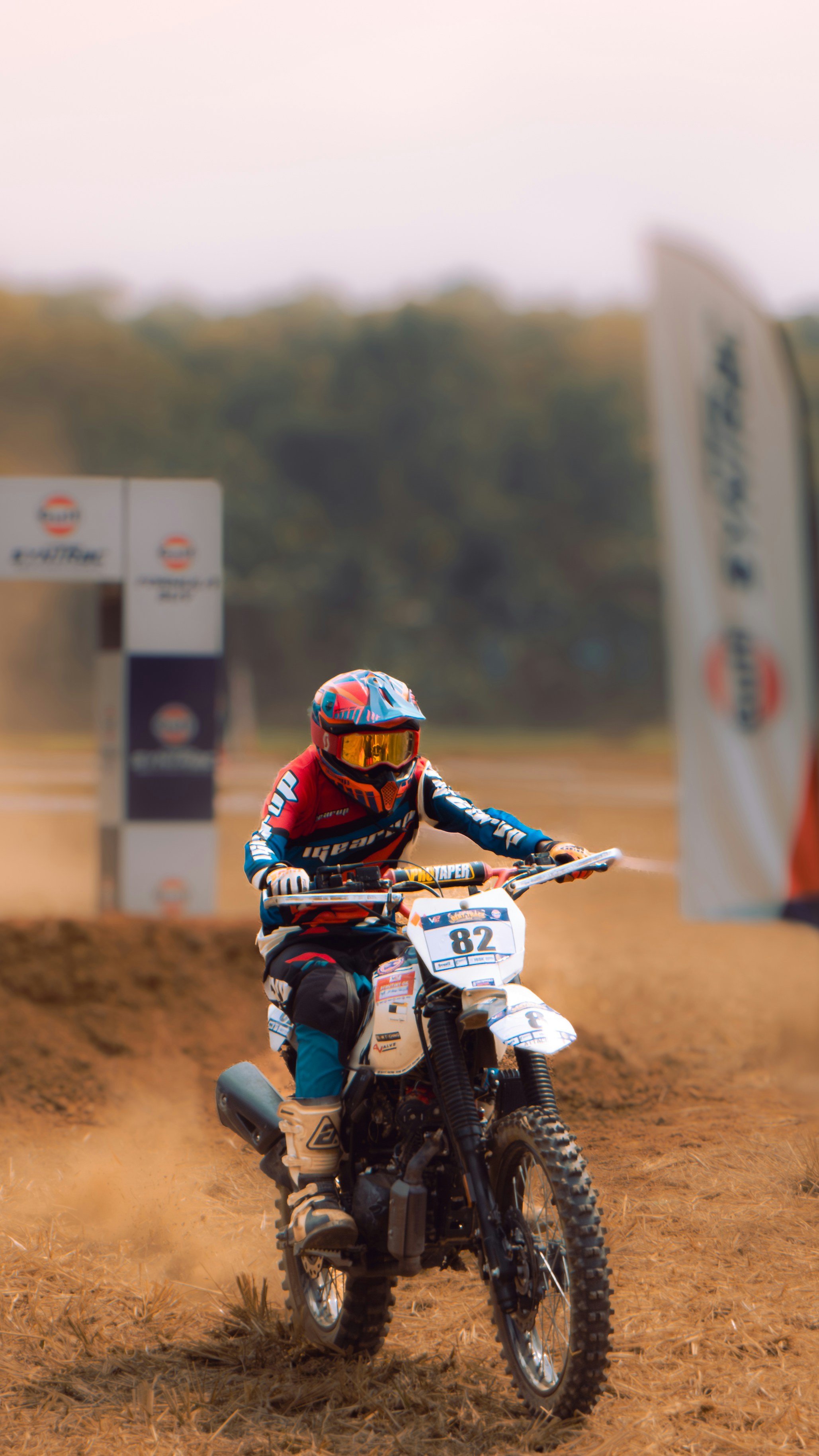 Motocrossowiec manewruje motocyklem po torze.