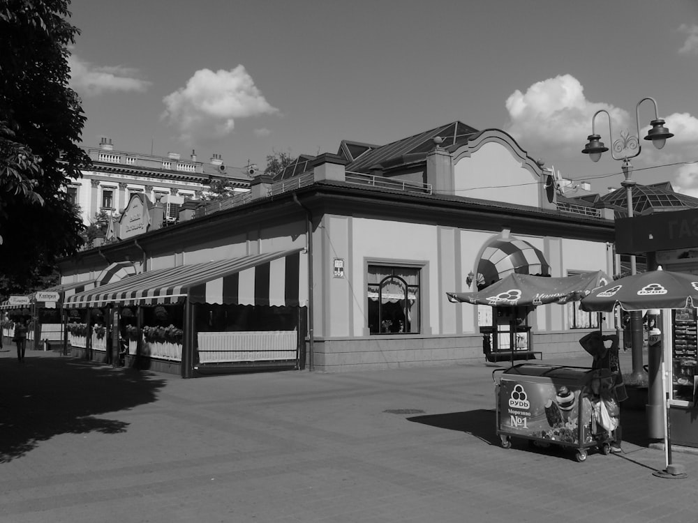 a black and white photo of a building