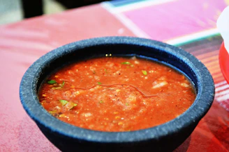 un tazón de salsa sobre una mesa