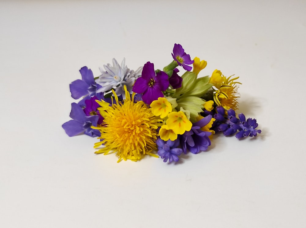 un bouquet de fleurs qui sont assis sur une table