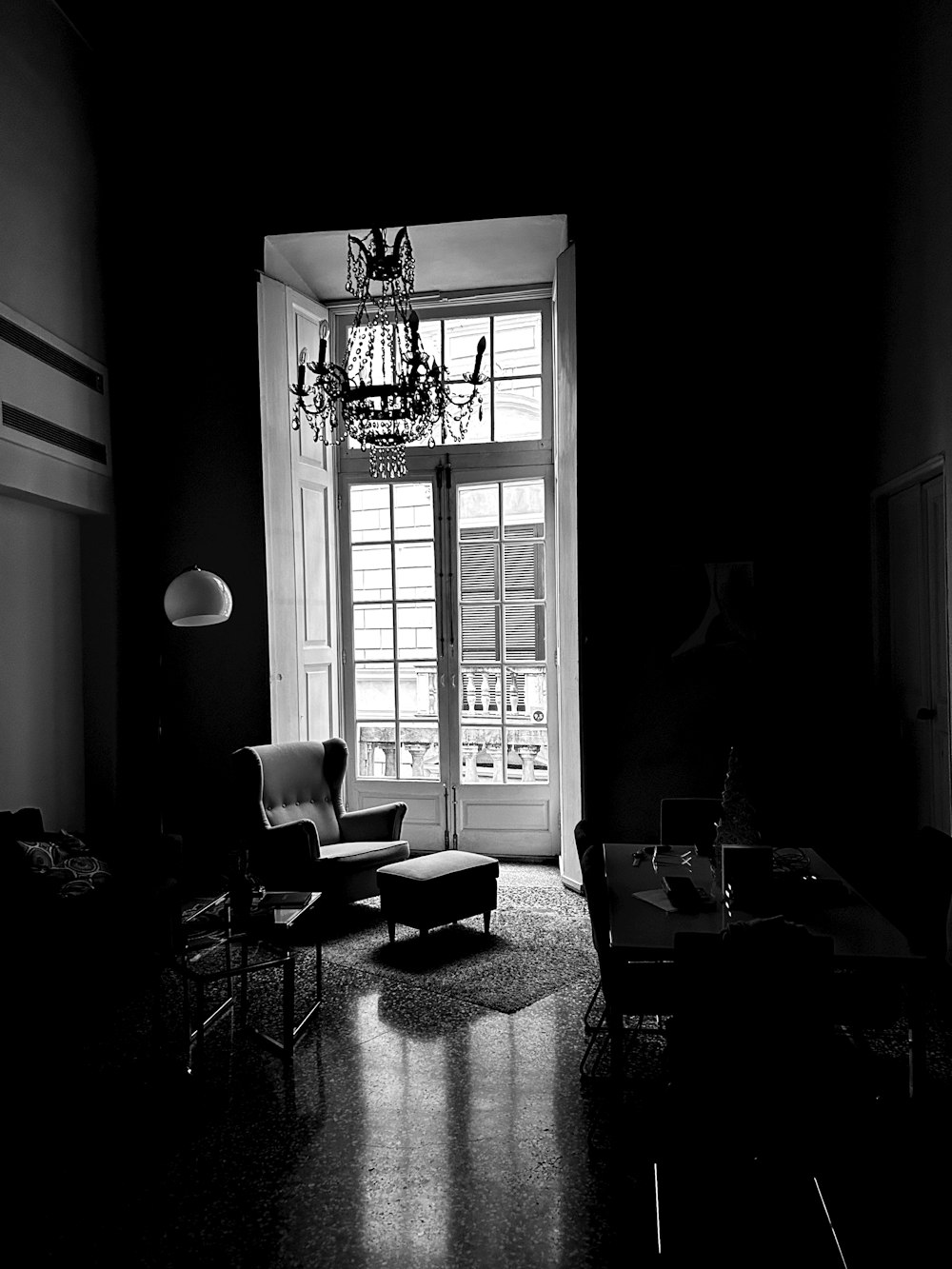 ein Schwarz-Weiß-Foto eines Wohnzimmers