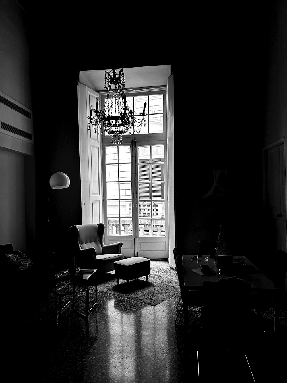 a black and white photo of a living room