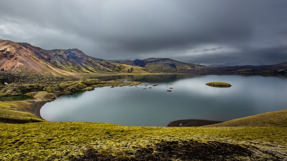 Un grande specchio d'acqua circondato da montagne