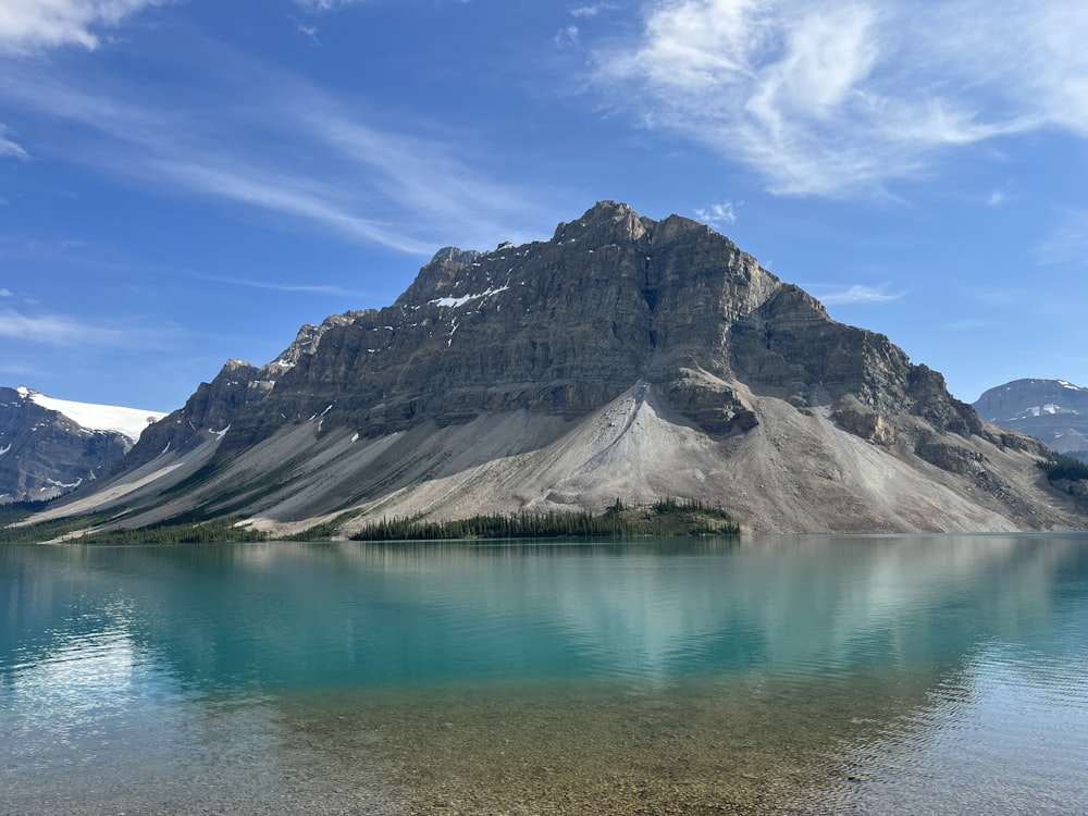 una montagna con un lago di fronte