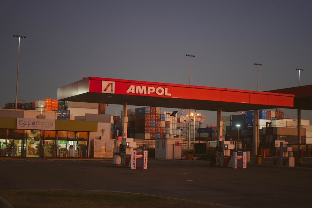 una gasolinera vacía con un toldo rojo