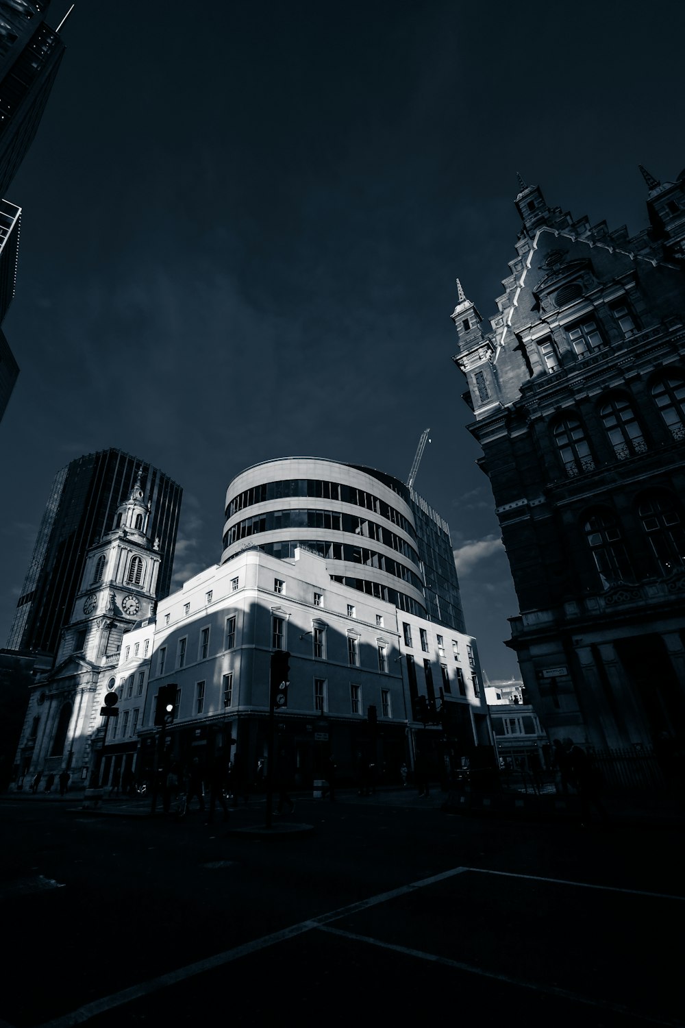 a black and white photo of a building in a city