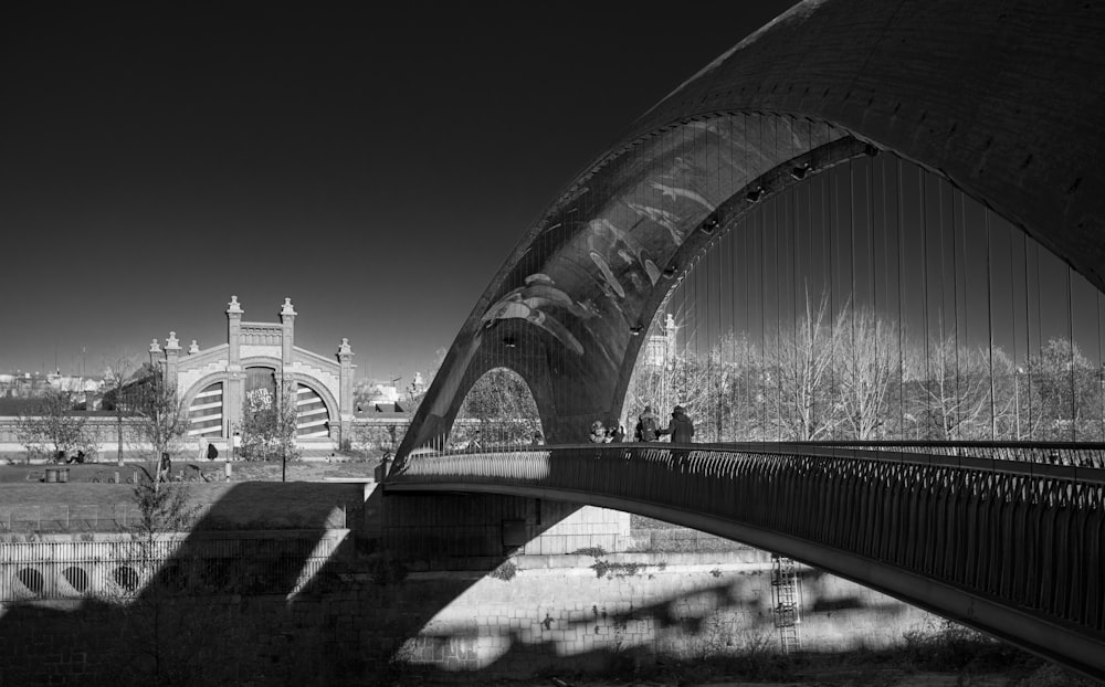 una foto in bianco e nero di un ponte