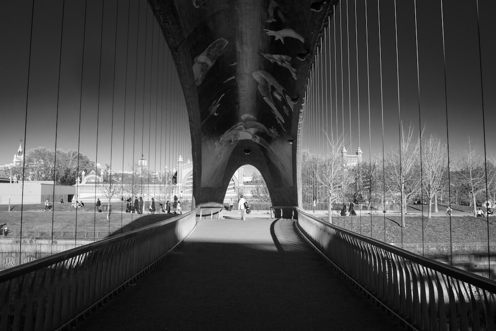 una foto in bianco e nero di un ponte