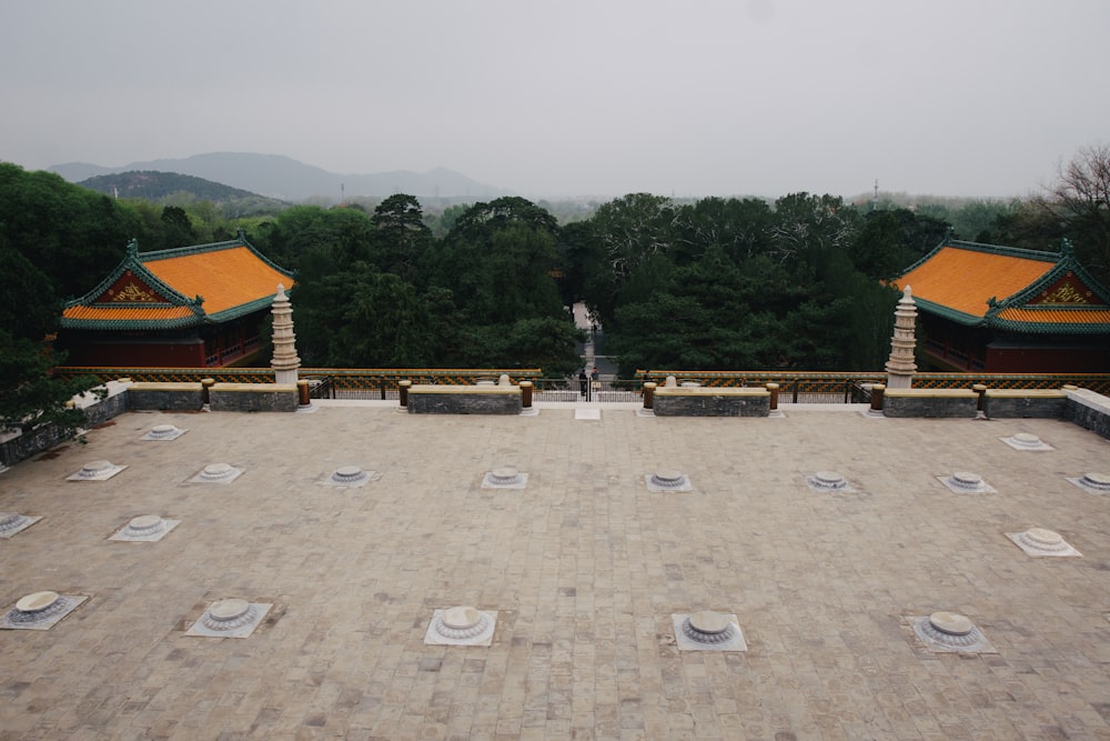 a courtyard with benches and a fountain in the middle of it