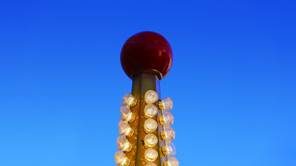 uma luz de rua com uma maçã vermelha em cima dela