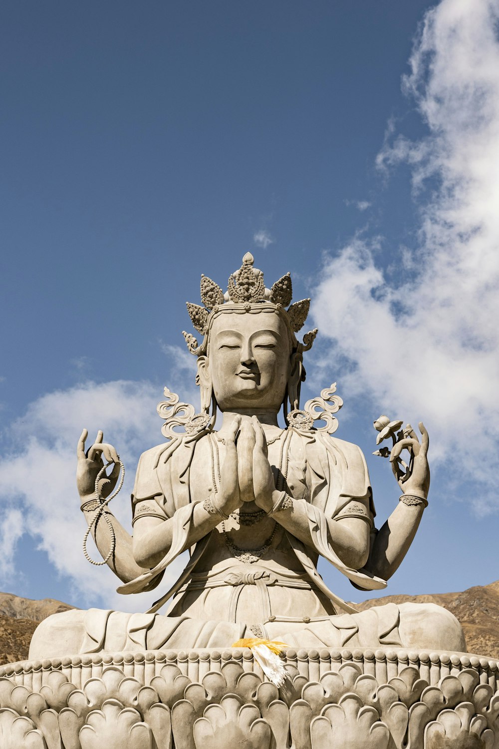 Una estatua de un Buda sentado en medio de un cuerpo de agua