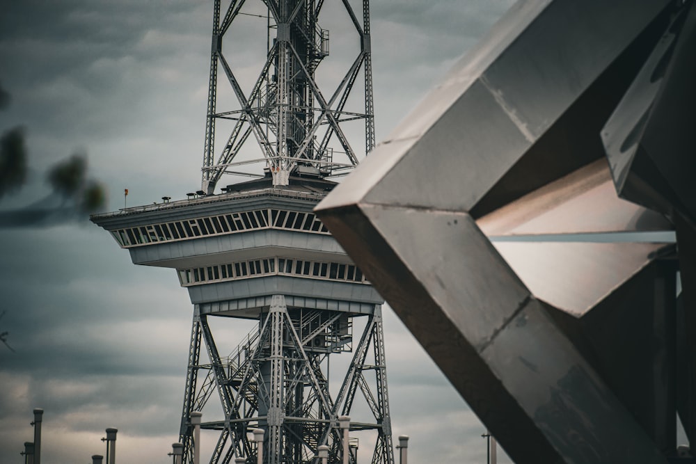 una torre alta con un fondo de cielo