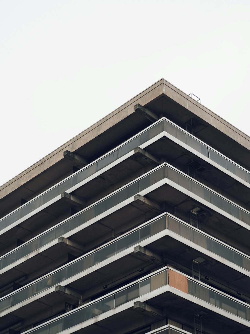 un edificio alto con balconi in cima