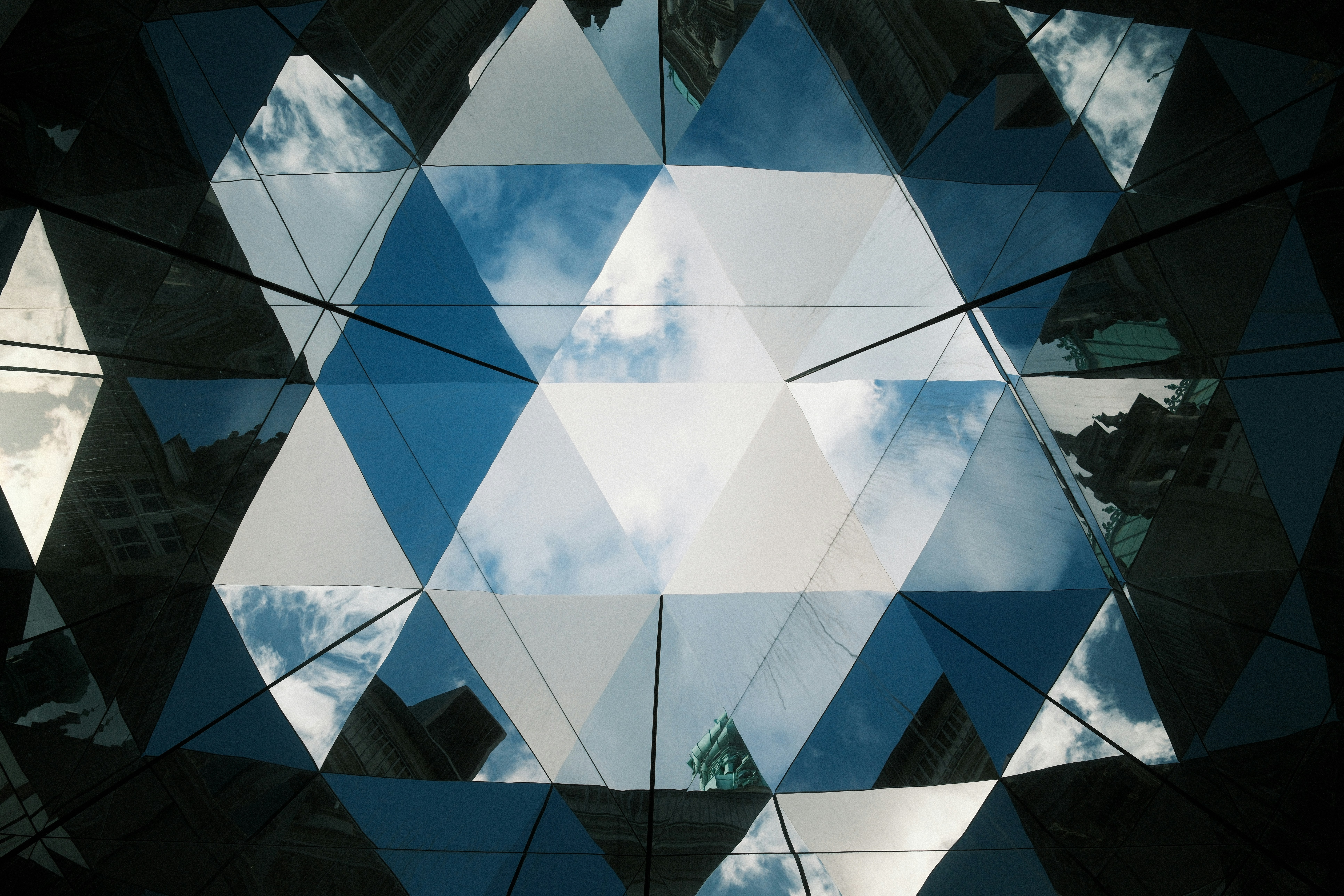 ein blau-weißes Foto von einigen Gebäuden