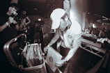 un dj pendant un événement