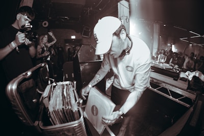 un dj pendant un événement