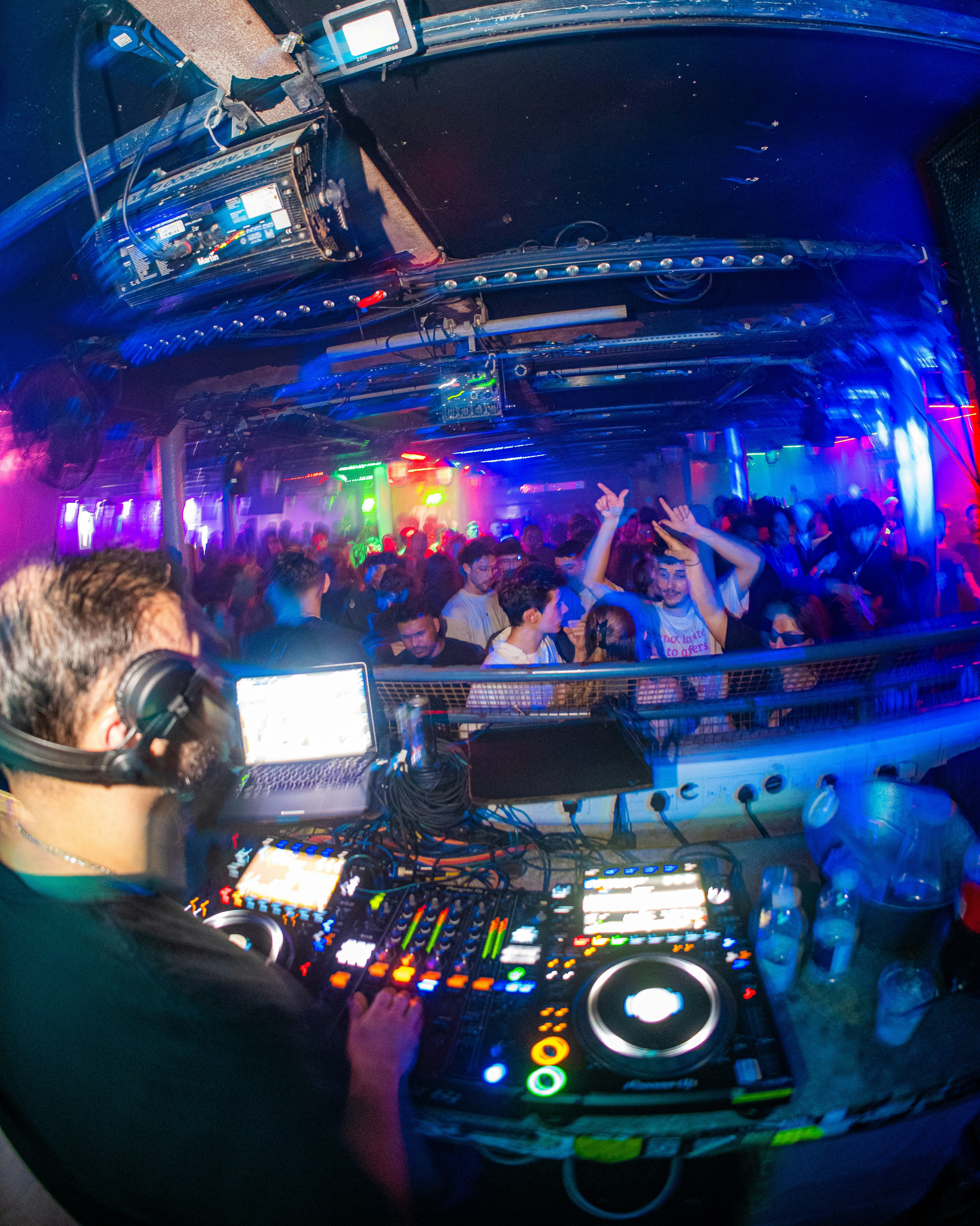 Un DJ mixant devant une foule de personnes