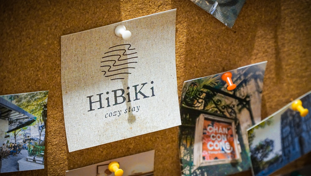 uma placa de cortiça com uma placa que diz hibiki nela