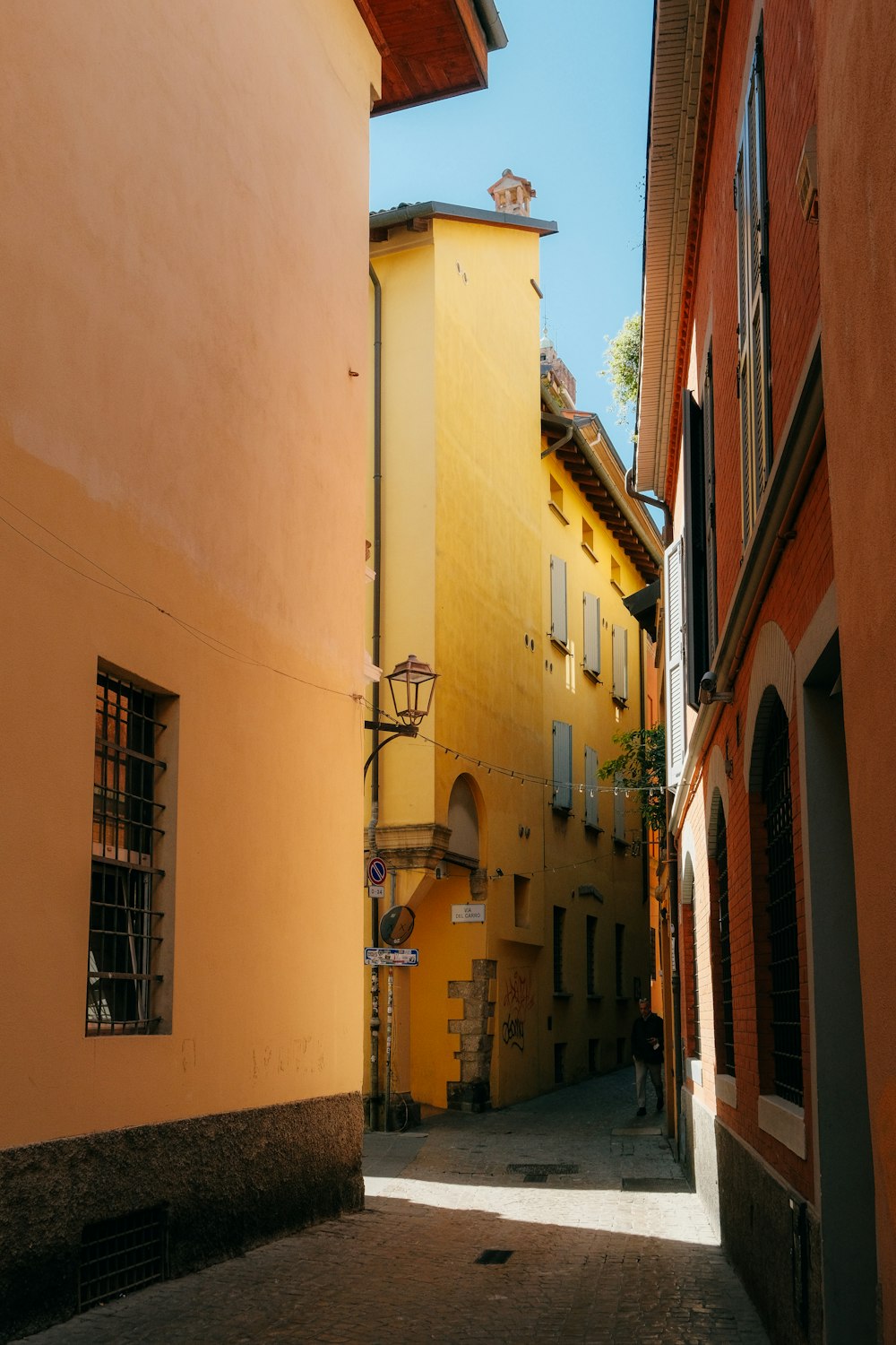 a narrow alley way between two buildings