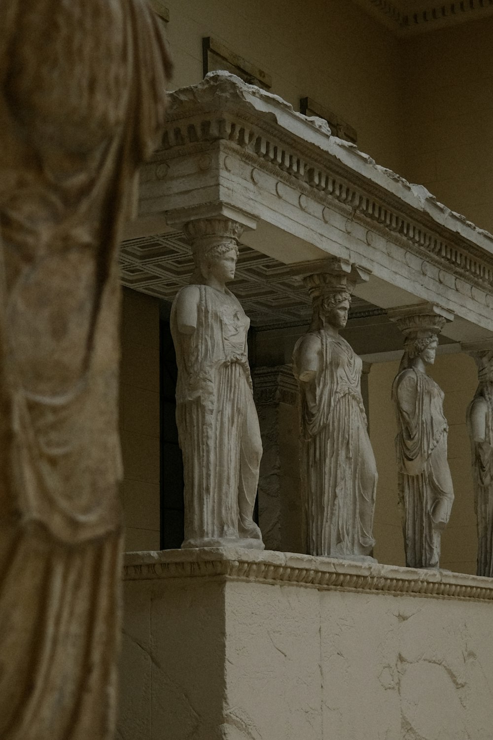 un groupe de statues assises au sommet d’un mur