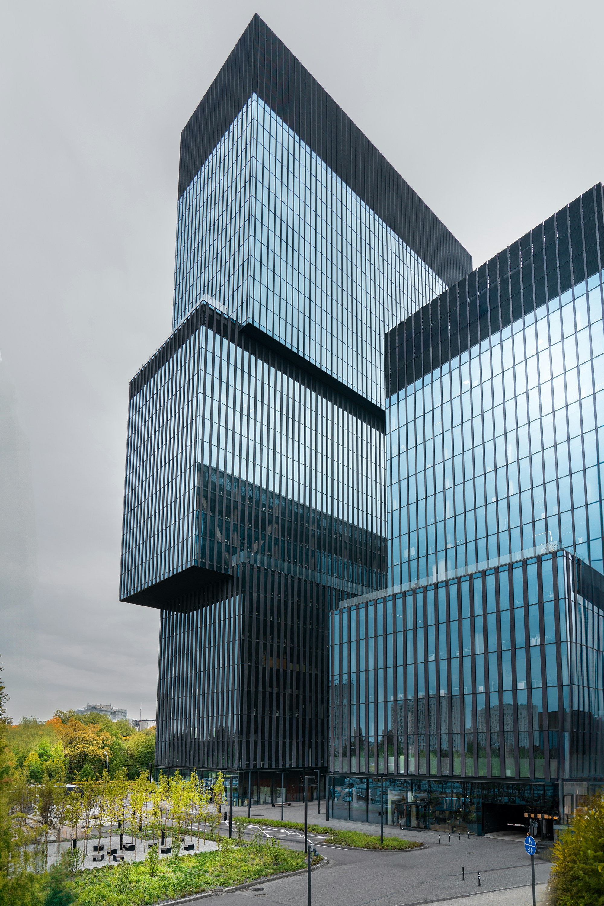 gray computer monitor