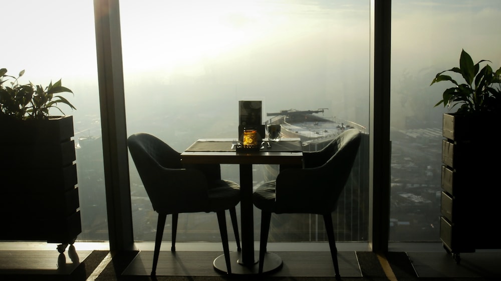 uma mesa com duas cadeiras e uma garrafa de vinho