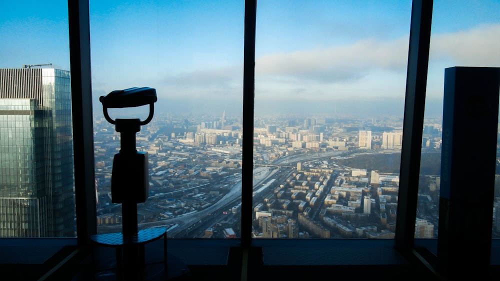 uma câmera instalada em frente a uma janela com vista para uma cidade