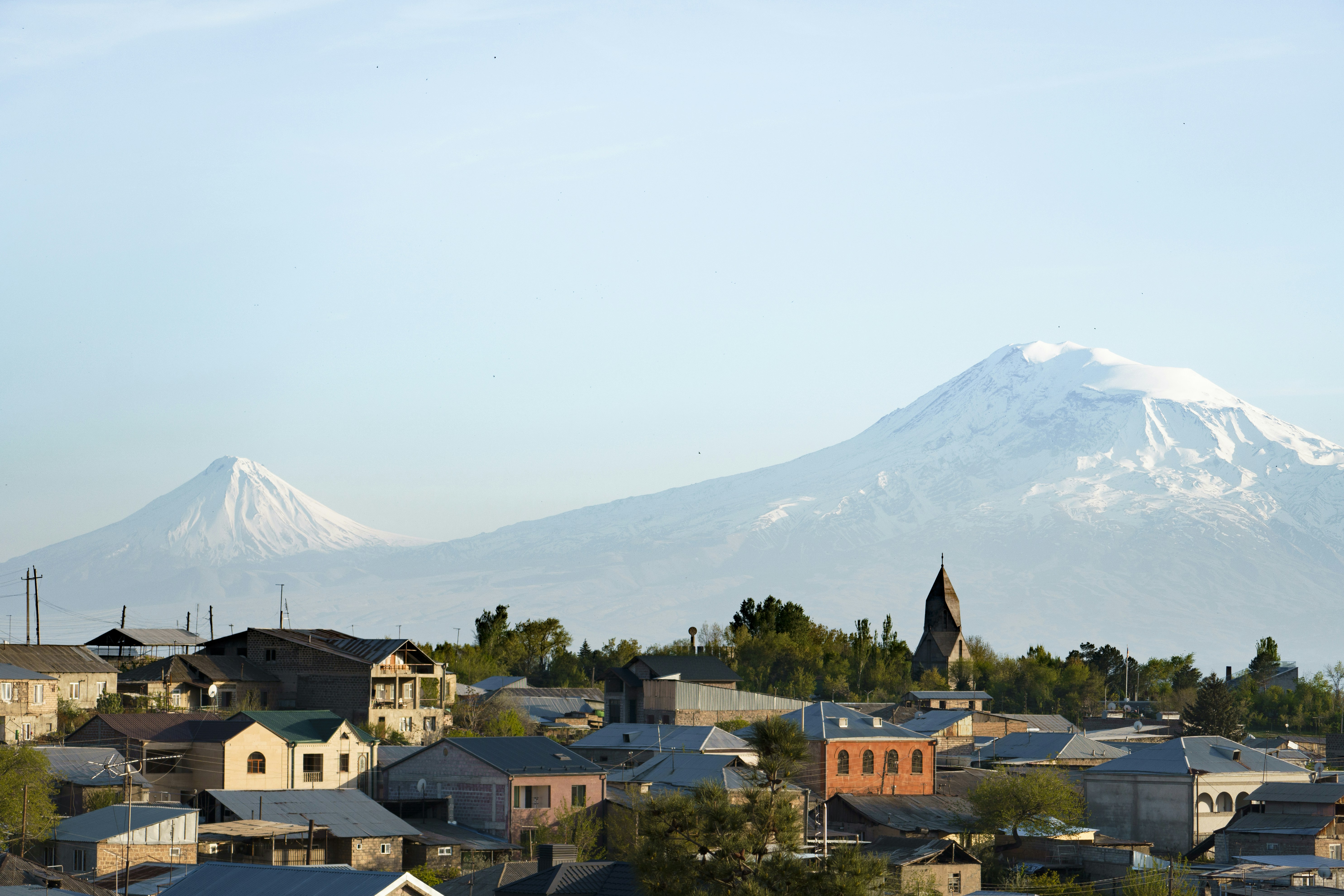 Una città con una montagna sullo sfondo