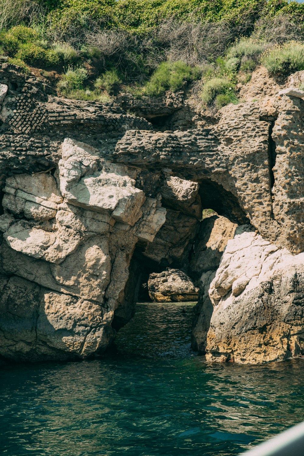 una formación rocosa con una cueva en el centro