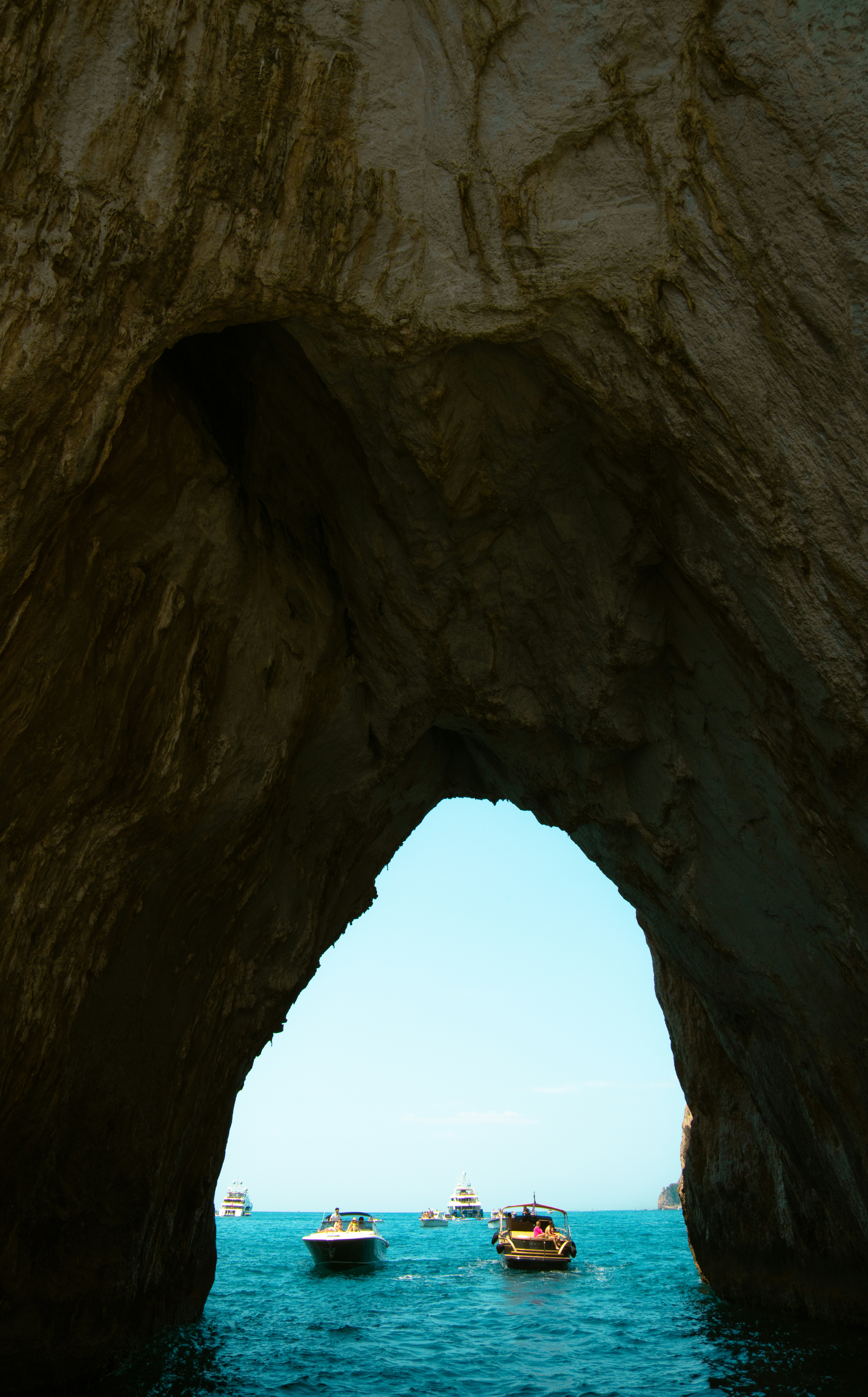 un groupe de bateaux flottant dans un plan d’eau