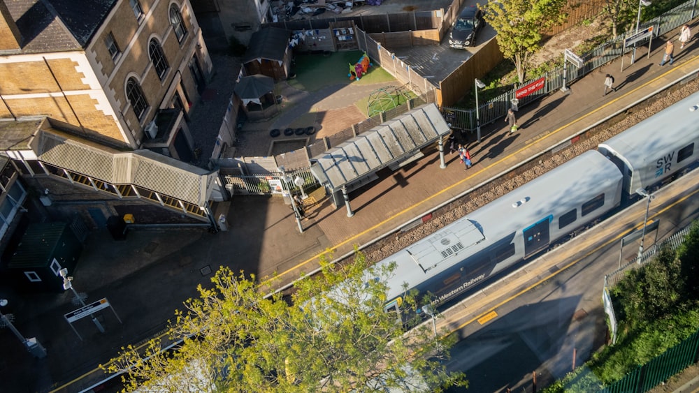 a train traveling down train tracks next to tall buildings