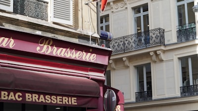 Façade et terrasse estivale
