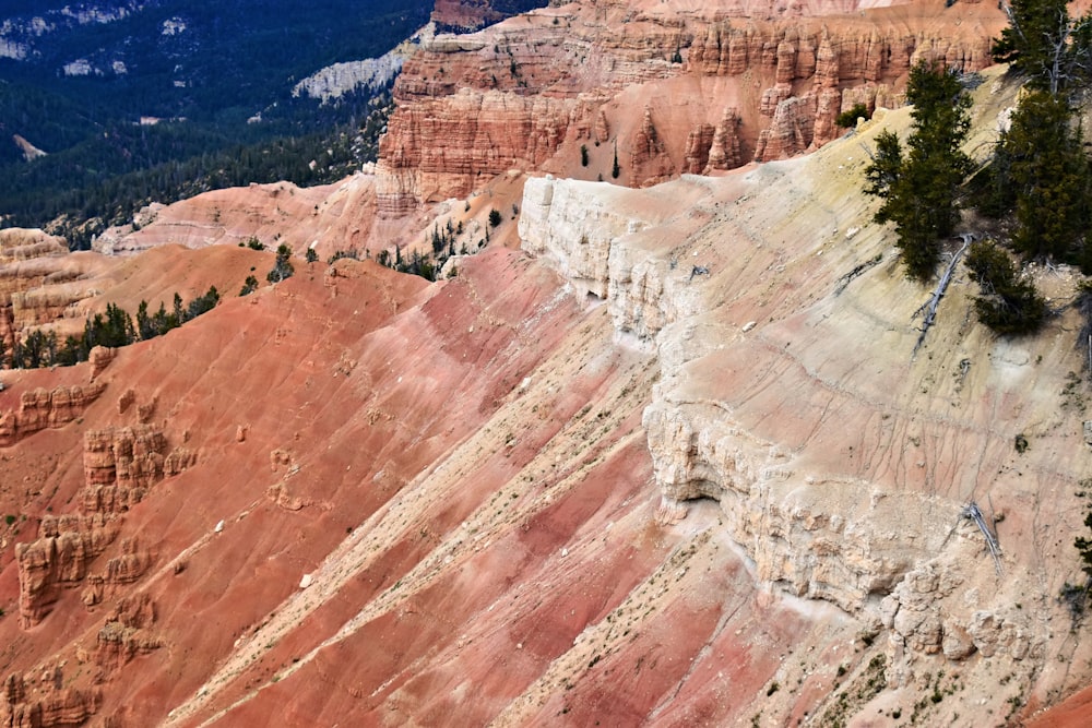 Una vista panorámica de una cadena montañosa con árboles en primer plano