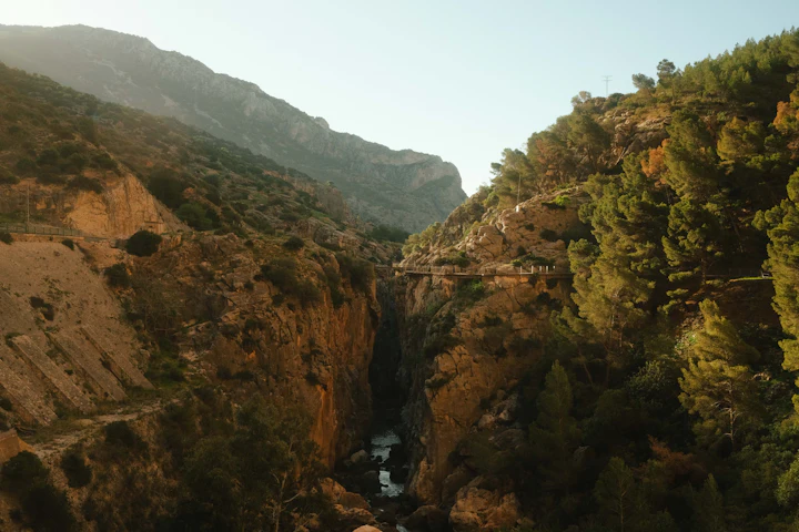 Brug over de rivier in de kloof van de Caminito del Rey in de ochtend