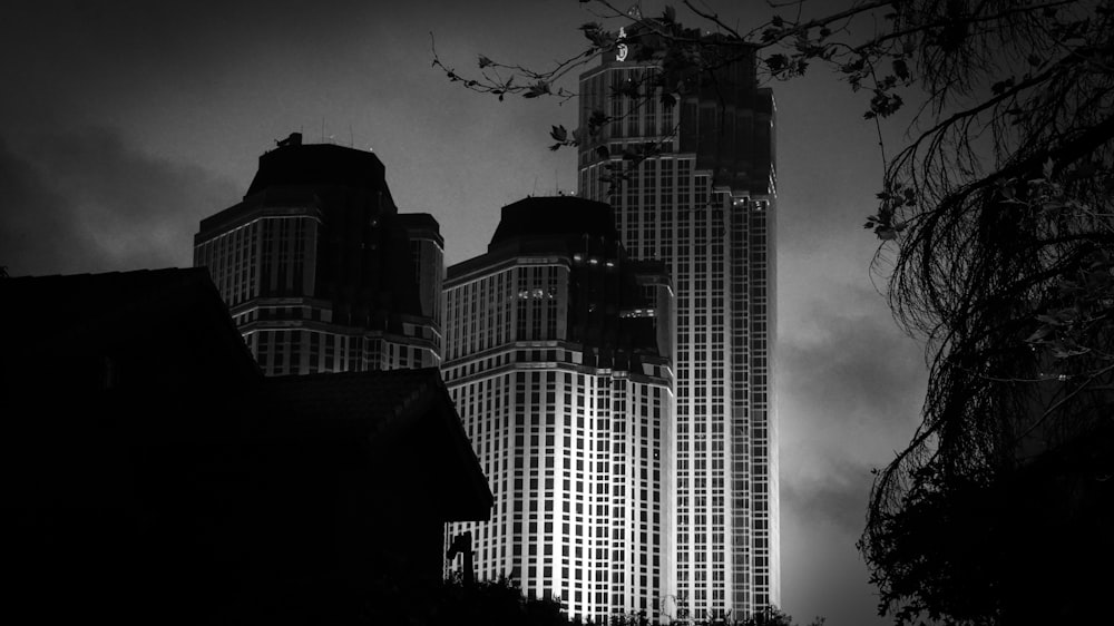 Una foto en blanco y negro de un edificio alto