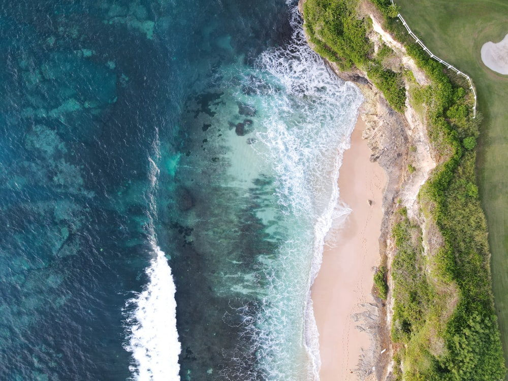 Una vista aérea de un campo de golf junto al océano