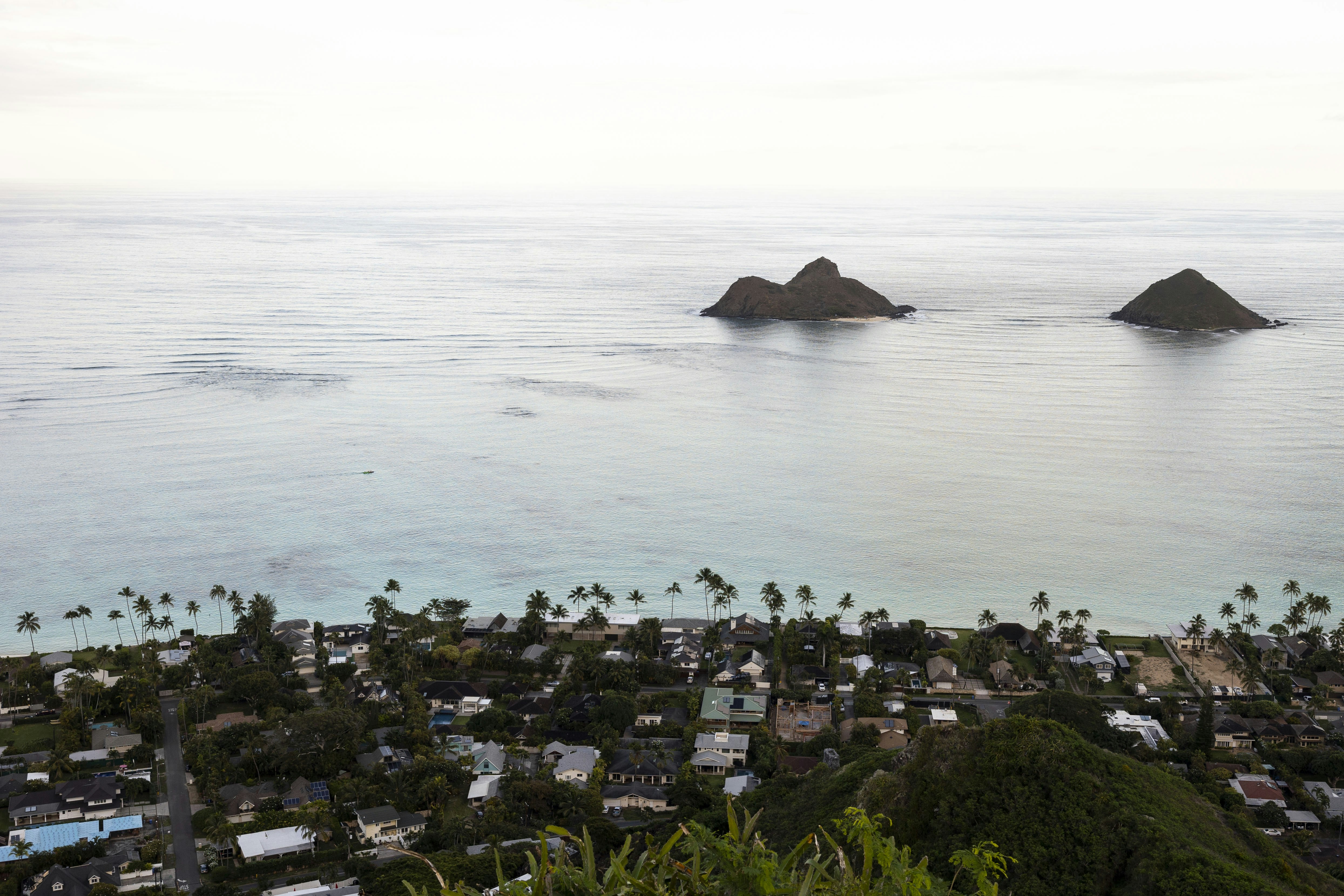 an aerial view of a small island in the middle of the ocean, Zwei kleine Inseln im tropischen Meer vor der Küste von Hawaii.