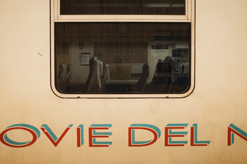 um vagão de trem com as palavras filme delln escrito nele