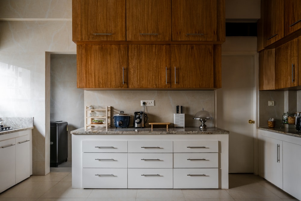 Una cocina llena de mucho espacio en la encimera