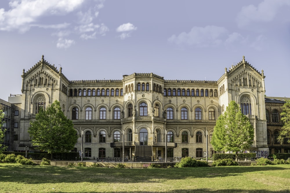 a large building with a lot of windows on it