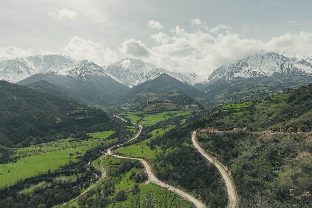 Una vista panorámica de una carretera sinuosa en las montañas