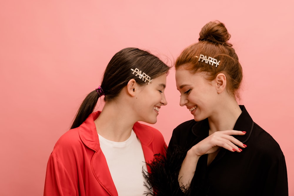 deux jeunes femmes debout l’une à côté de l’autre