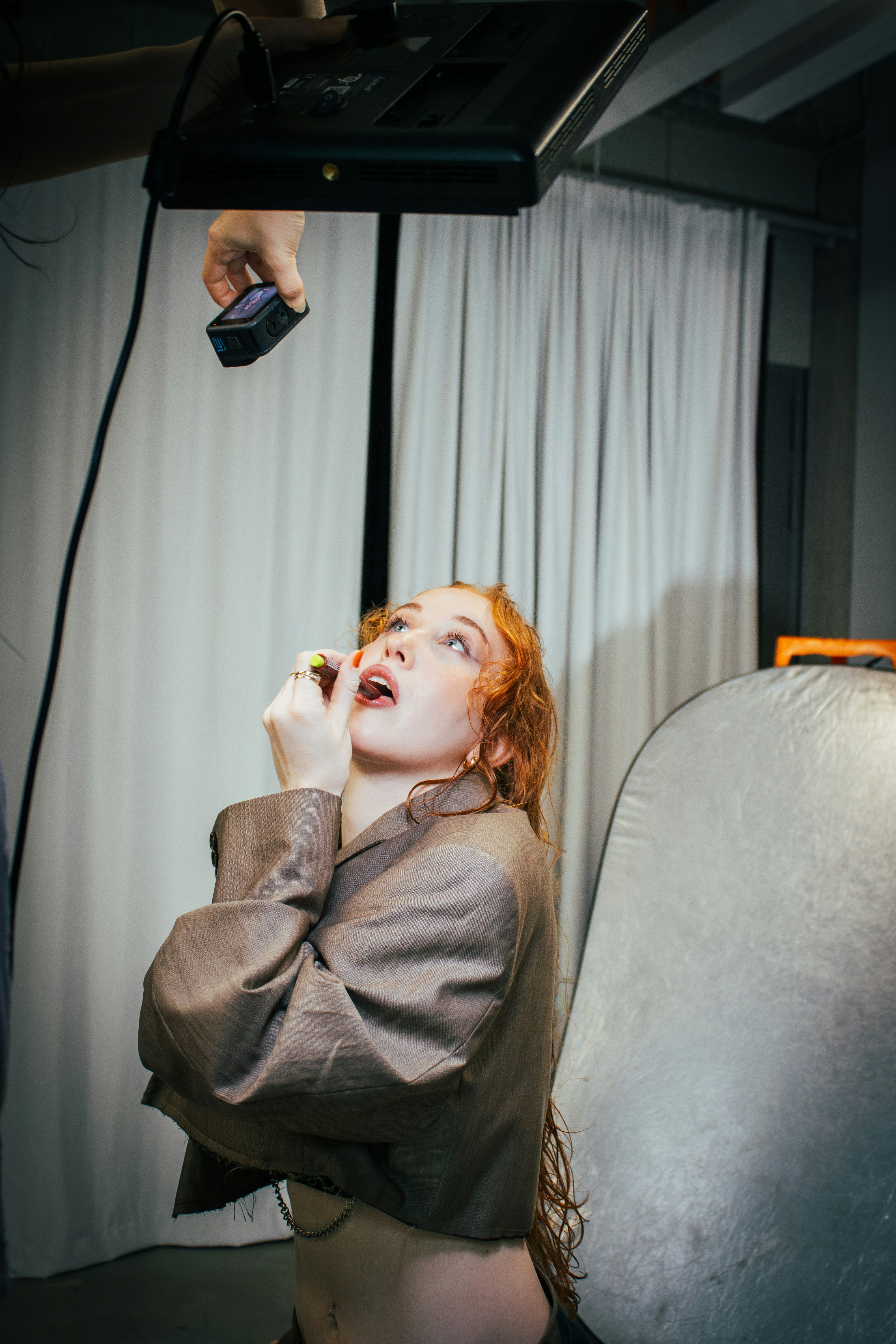 una donna seduta su una sedia che parla al cellulare